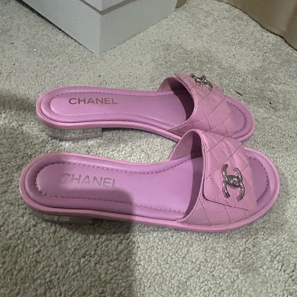 AUTHENTIC CHANEL Pink Quilted Patent Slide Mules Size 39.5 - Picture 2 of 4